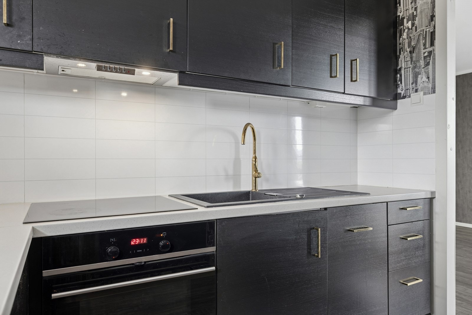 Moderne kjøkkeninnredning fra 2018 med glatte fronter og laminert benkeplate. Integrerte hvitevarer: oppvaskmaskin, stekeovn og induksjonstopp. Galleribilde