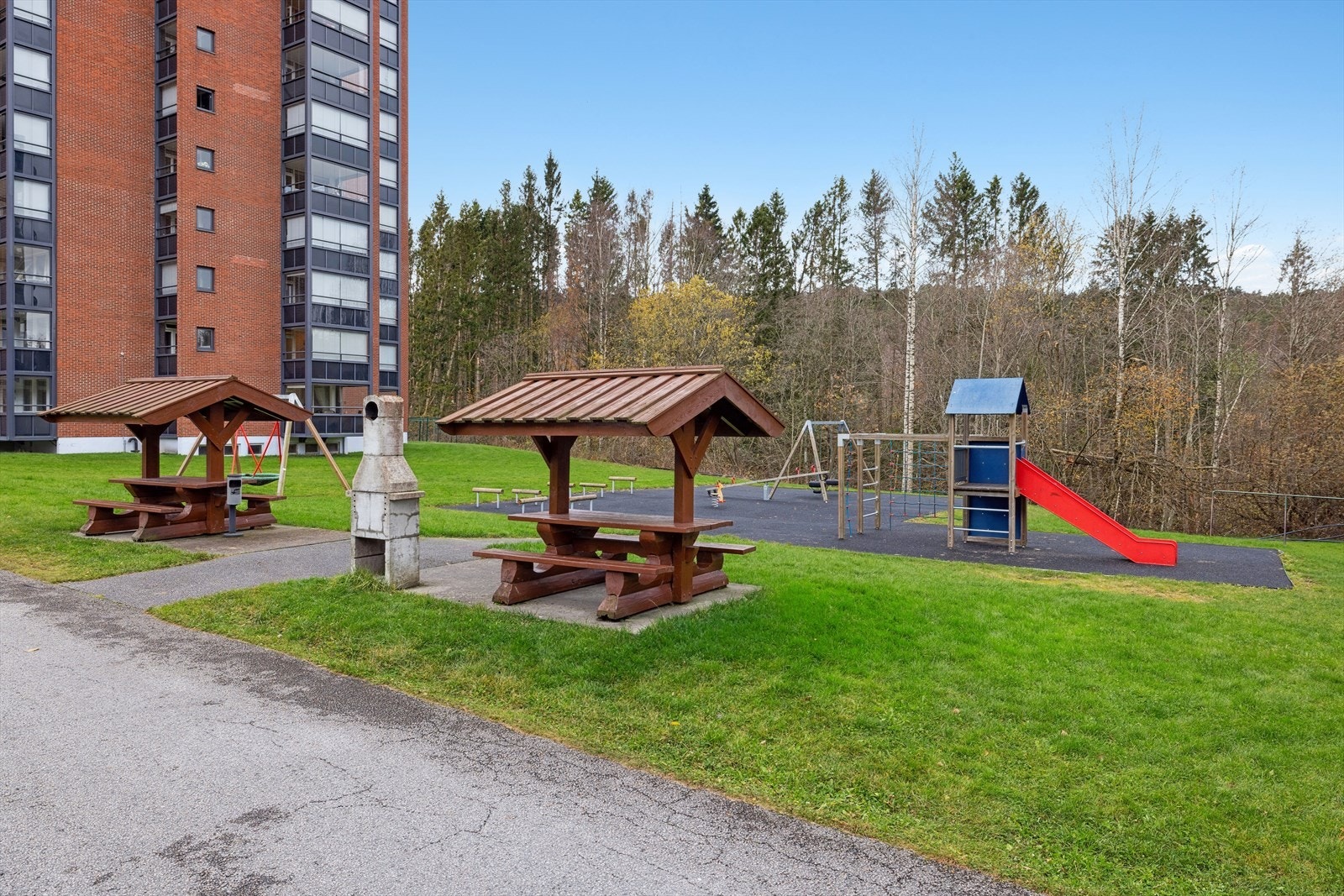 Hyggelig lekeplass utenfor. Galleribilde