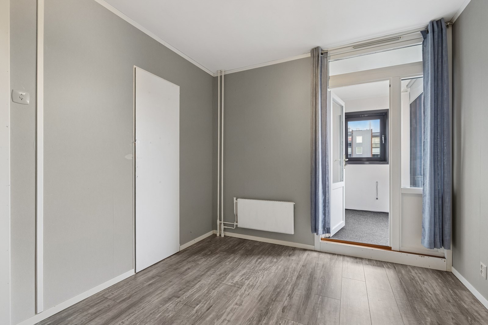 Boligen har oppvarming med fjernvarme gjennom borettslaget på radiatorer. Galleribilde