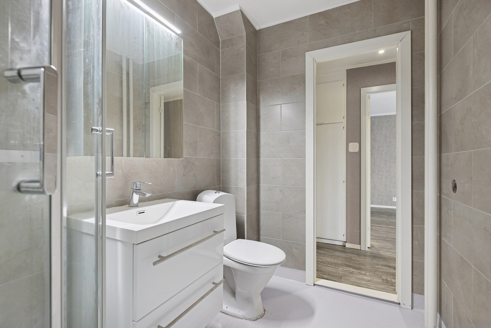 Delikat bad pusset opp i 2018.Fliser på vegger, malt betong i himling og betonggulv. Galleribilde