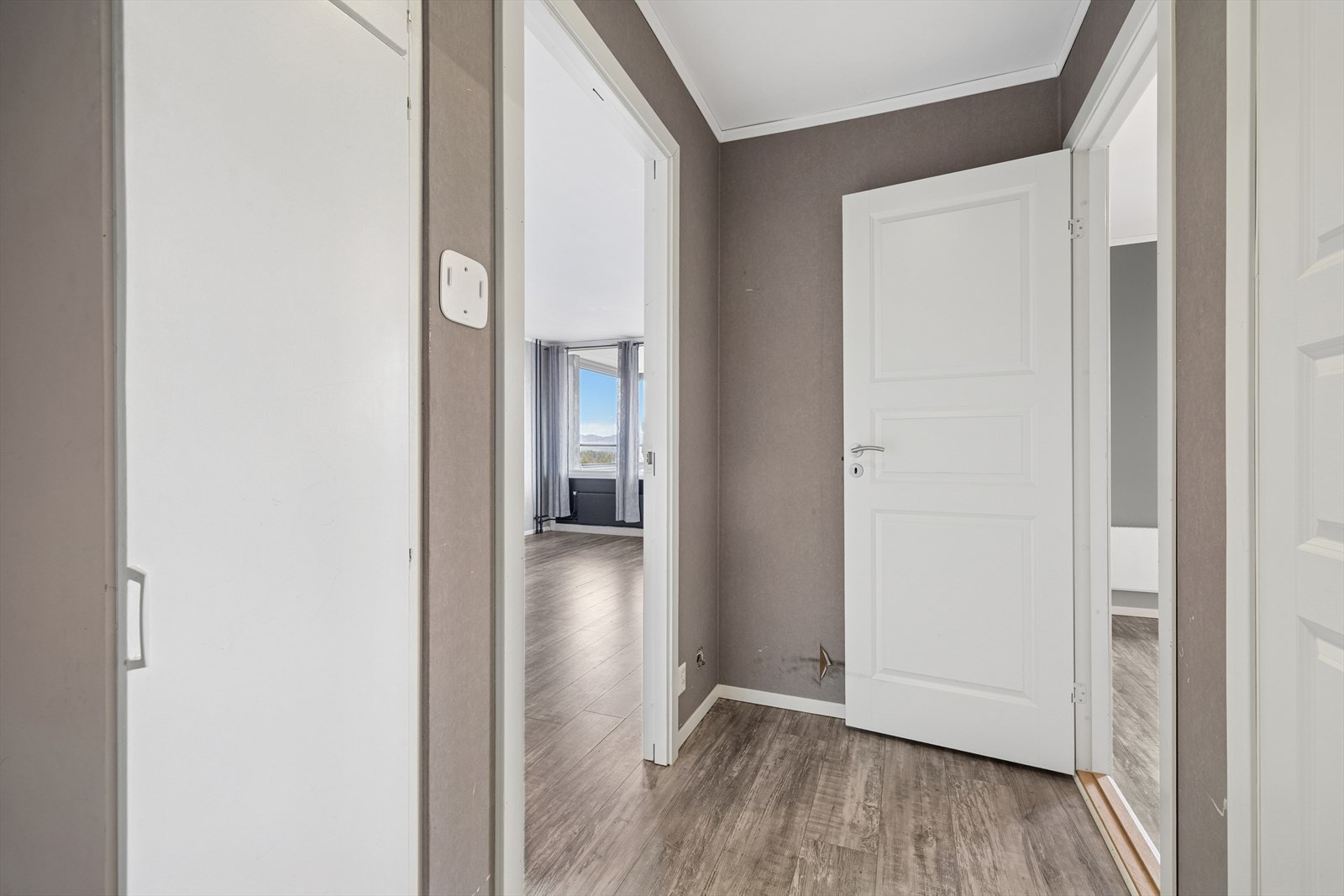 Boligen har laminatgulv på allerom og betong på badet. Galleribilde