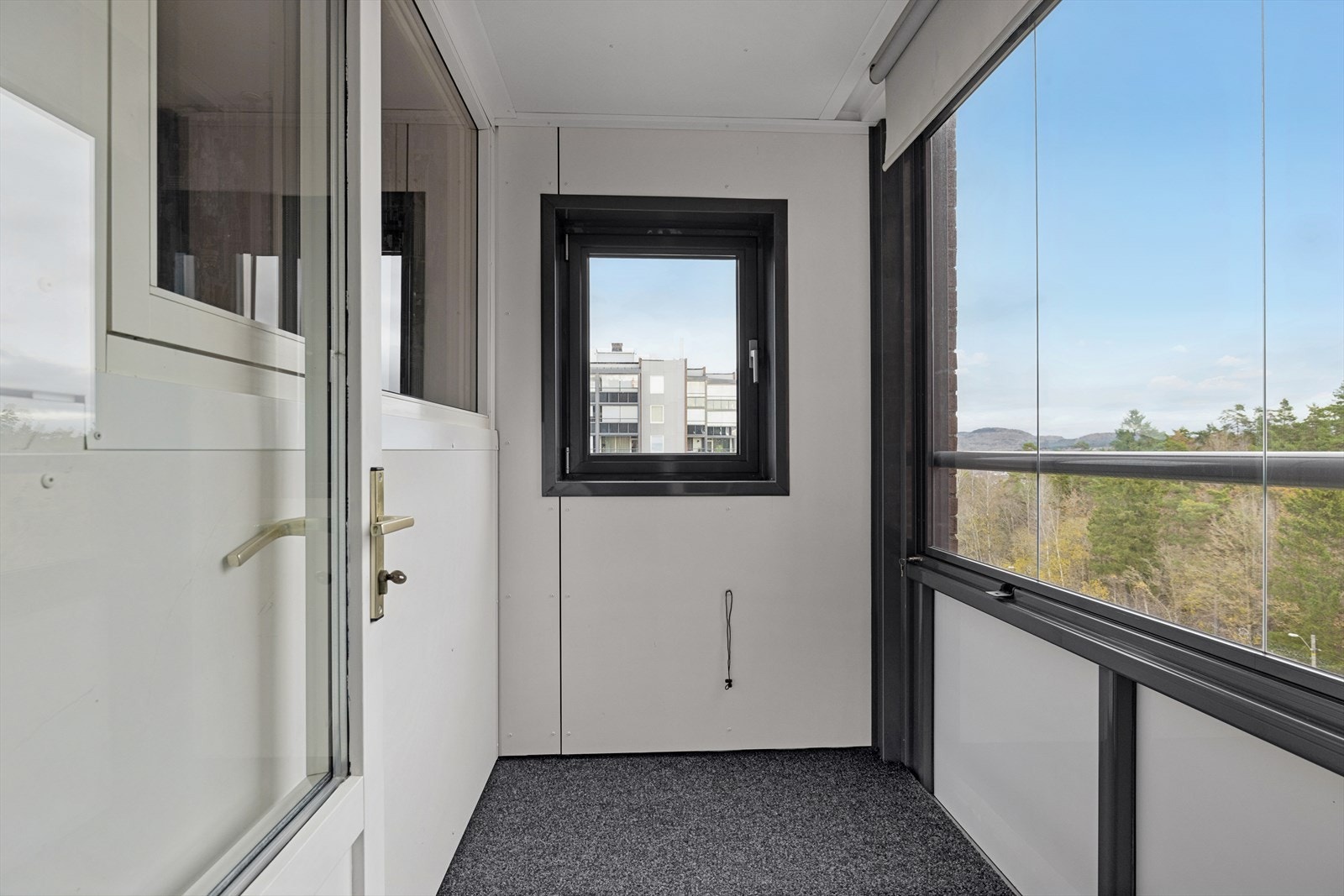 Det er også en innglasset balkong rett ved soverommet. Galleribilde