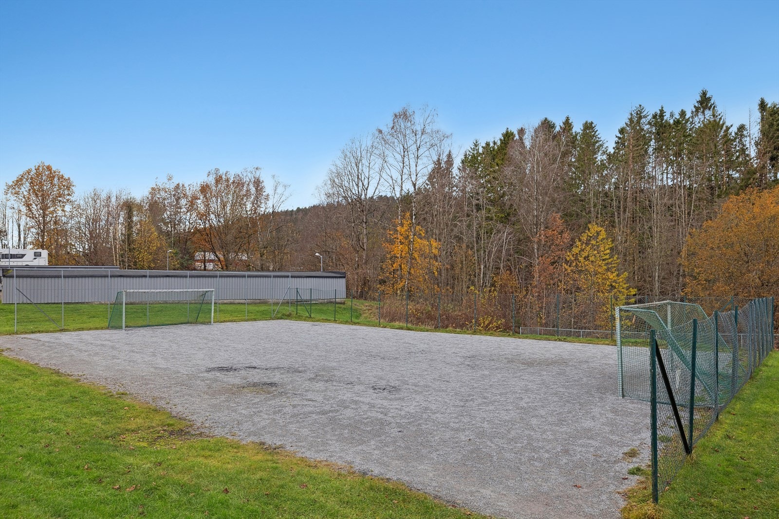 Borettslaget har flotte uteområder med fotballbane, lekeplass og samlingsplasser. Galleribilde