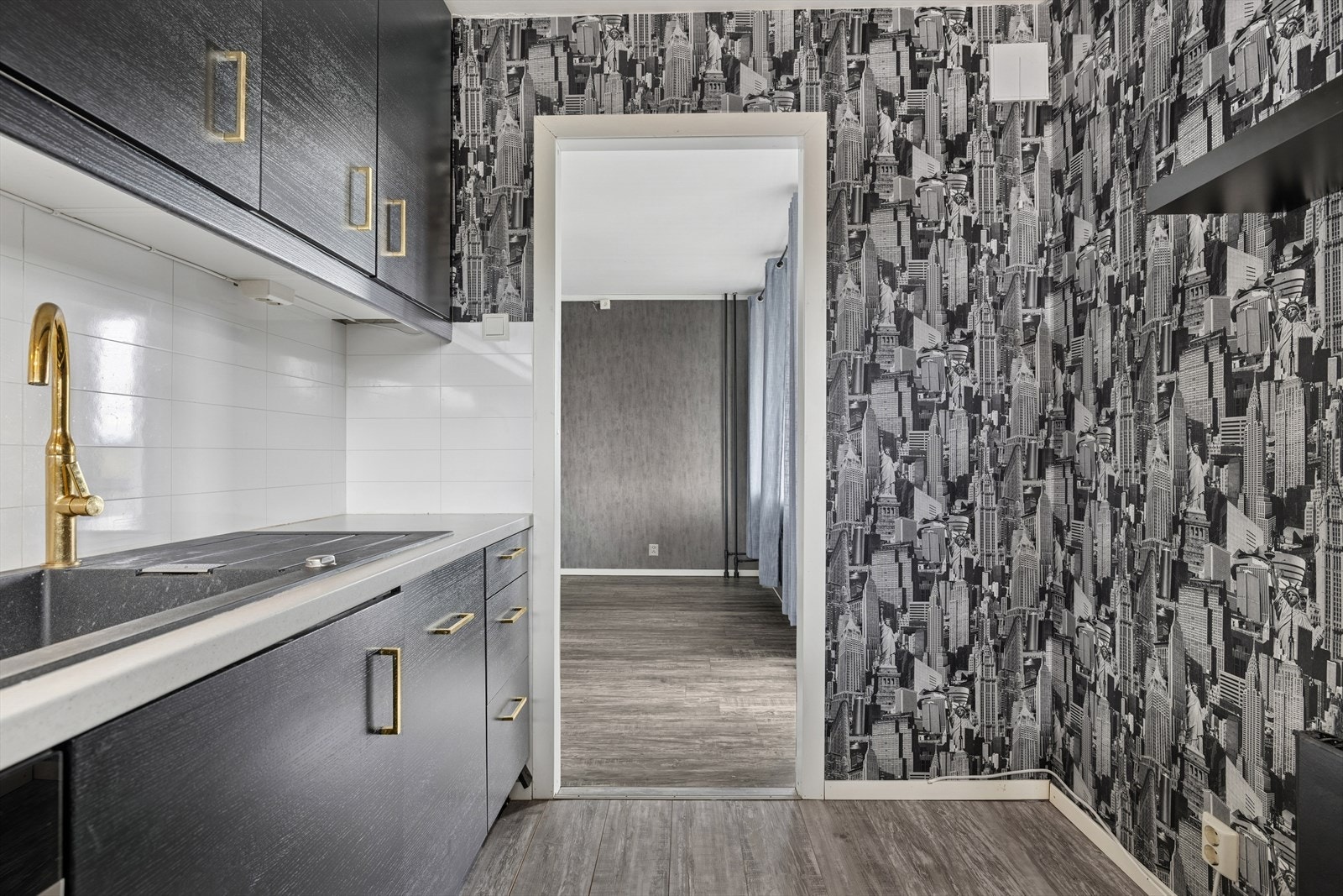 Flott kjøkken med god skap- og benkeplass og mekanisk avtrekk med kullfilter. Galleribilde