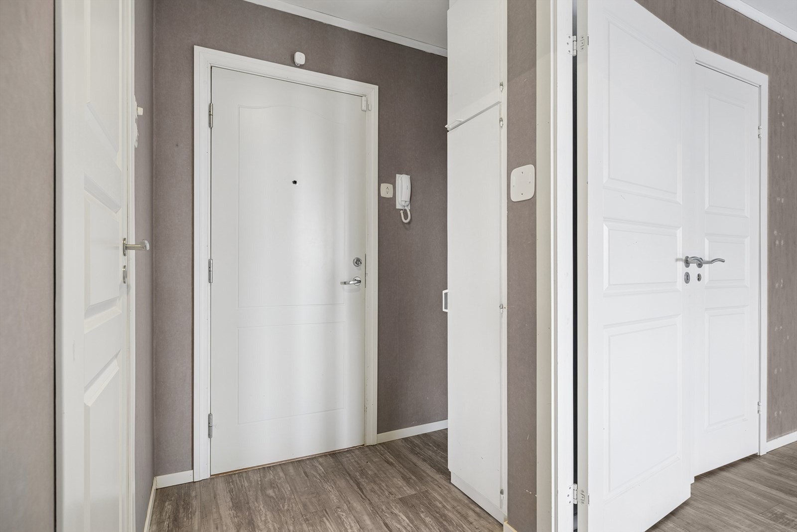 Her får du en innbydende og lys enté med plass til oppbevaring av klær og sko. Galleribilde