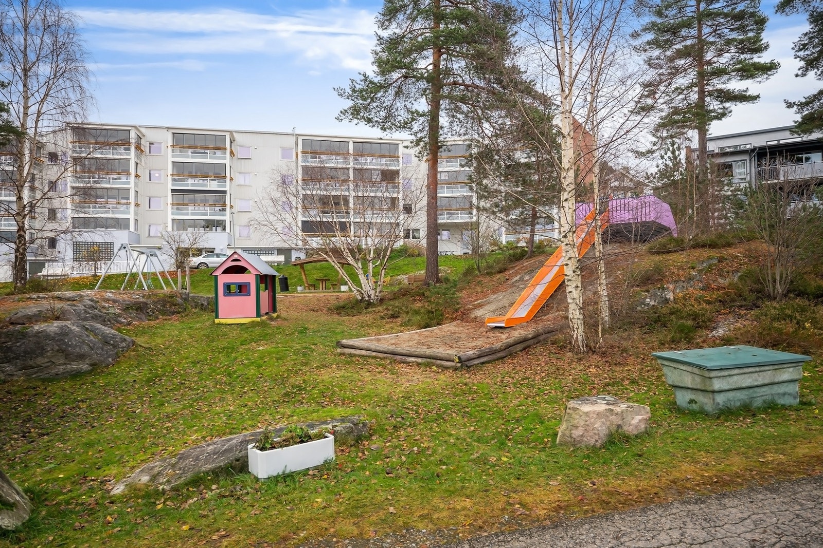 Borettslaget er opparbeidet med lekeplass og sittebenker Galleribilde