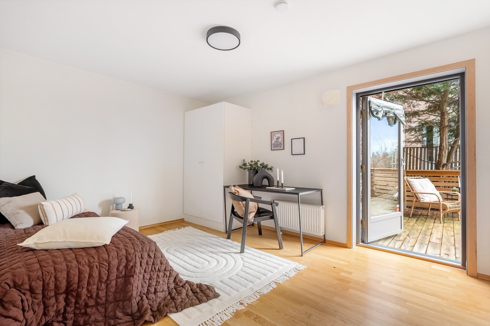 Stort soverom med utgang til terrasse Galleribilde