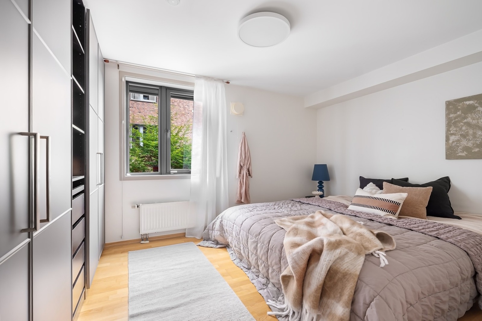 Stort hovedsoverom med god plass til dobbeltseng og utvendig screens Galleribilde