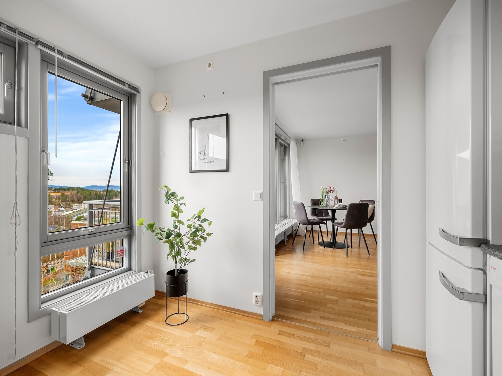 Kjøkkenet er i tilknytning til stue i overetasje Galleribilde