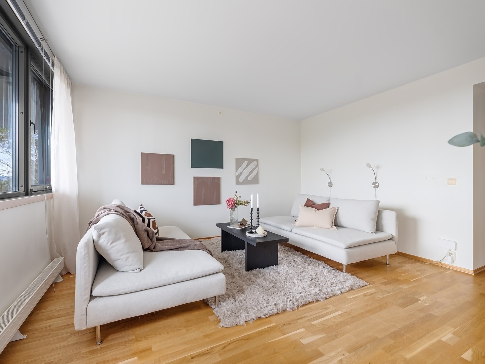 Koselig bonusstue med flere bruksområder i underetasjen Galleribilde