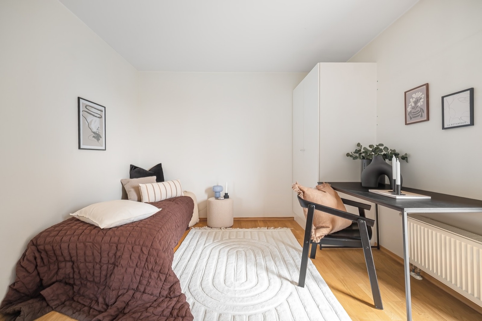 Garderobeskap medfølger Galleribilde