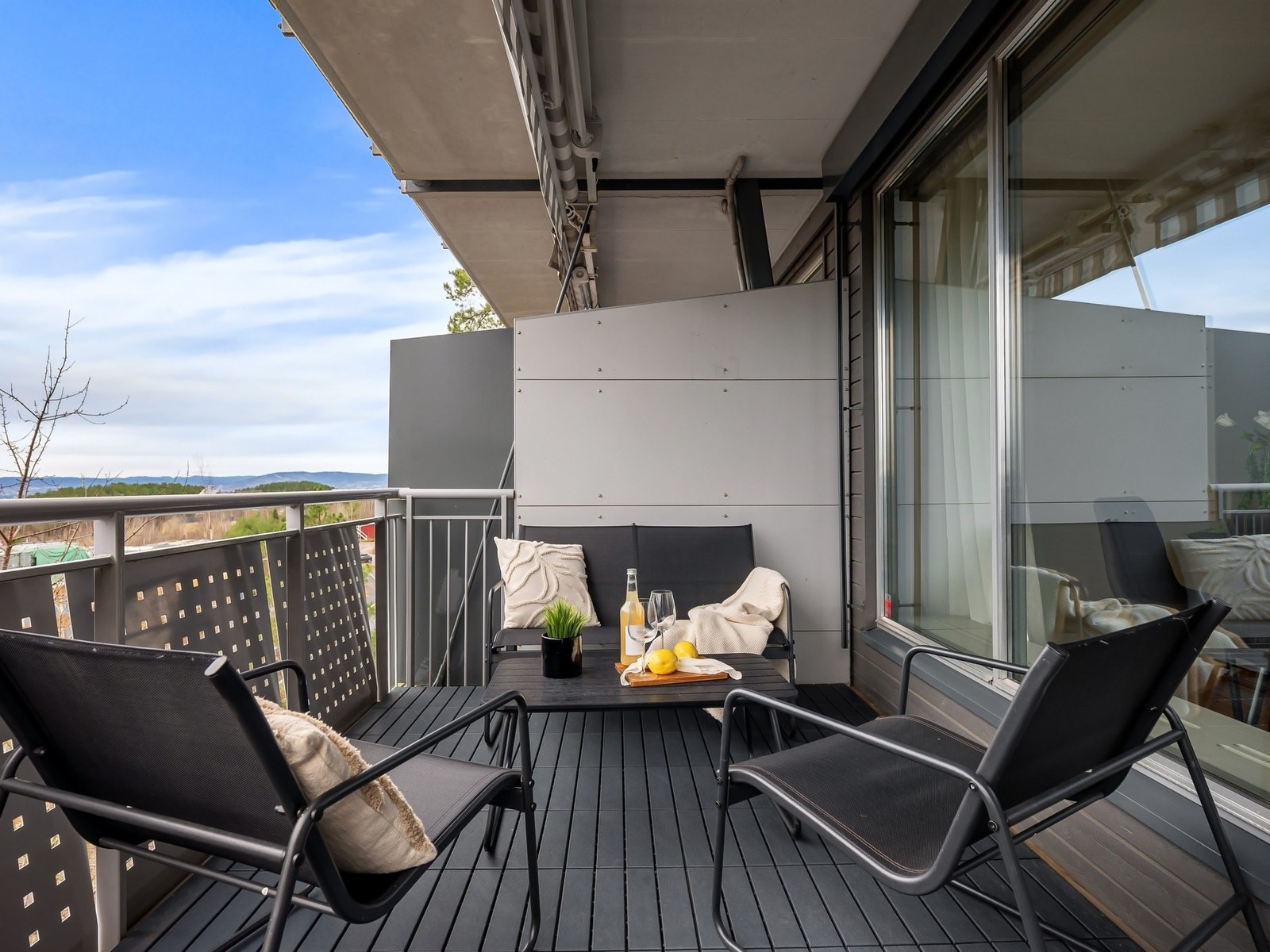 Solrik balkong med kveldssol Galleribilde