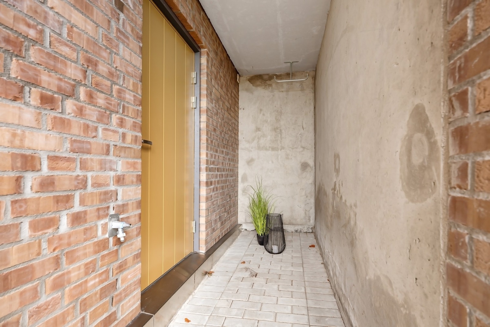 Utebod ved inngangsparti på ca. 6 m² med god lagringsplass Galleribilde