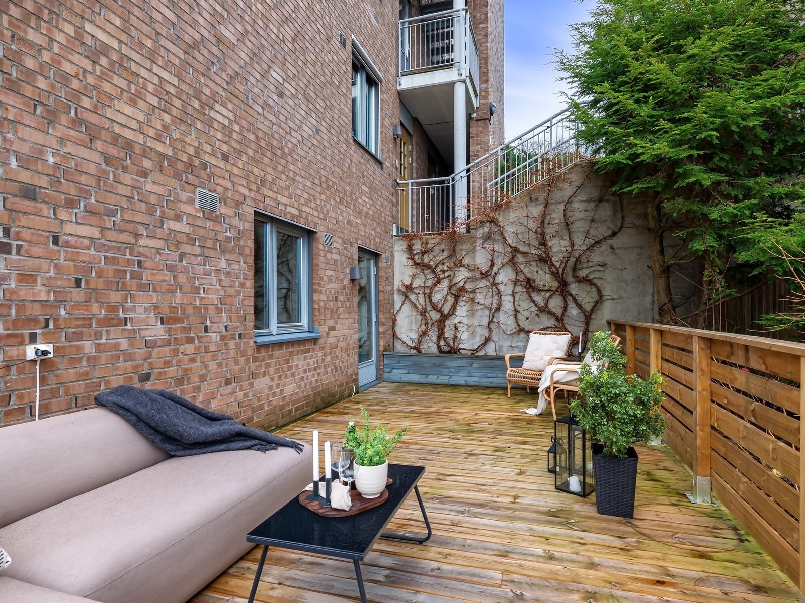 Uteområdet ligger usjenert til og har plass til flere sosiale avdelinger Galleribilde