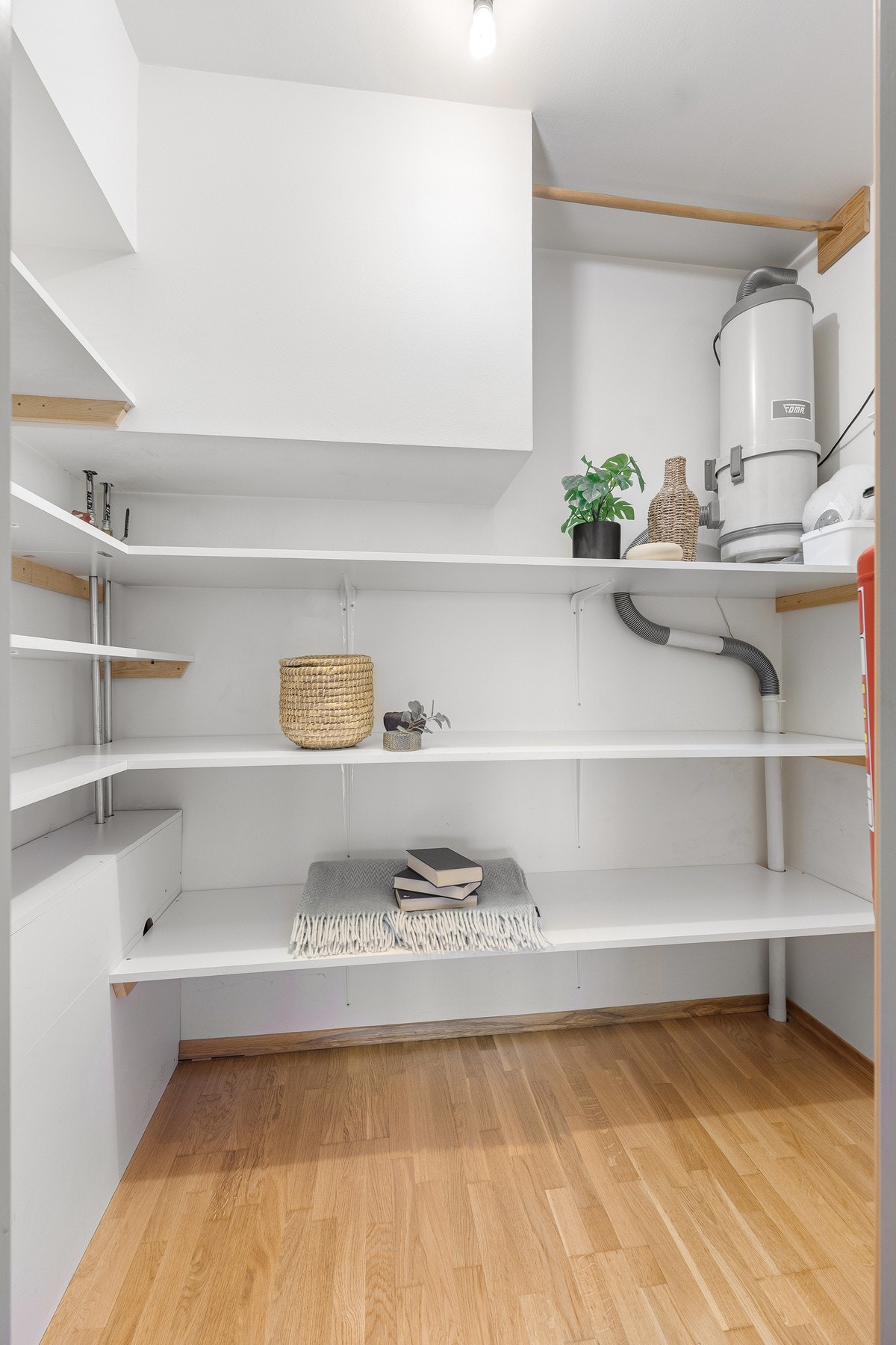 Praktisk og romslig innvendig bod ved inngangsparti i overetasjen Galleribilde