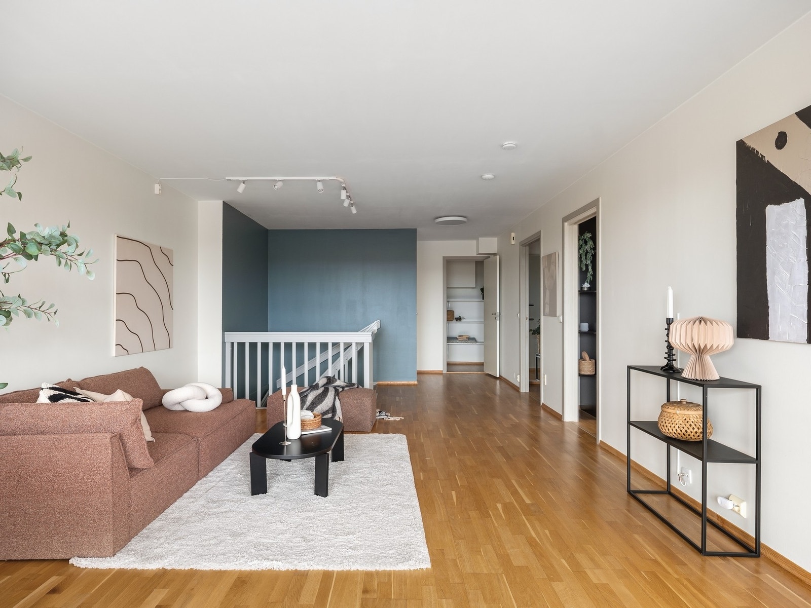 Stuen har inngang til et soverom, kjøkken og bad Galleribilde