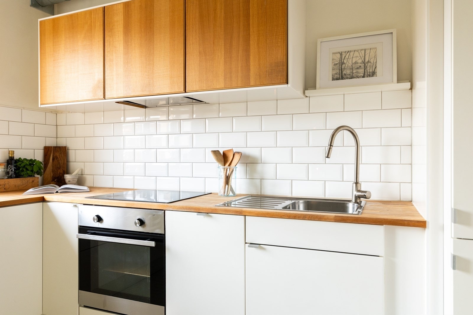 Kjøkkenet har integrerte hvitevarer som stekeovn, platetopp, oppvaskmaskin og kjøl/fryseskap. Galleribilde