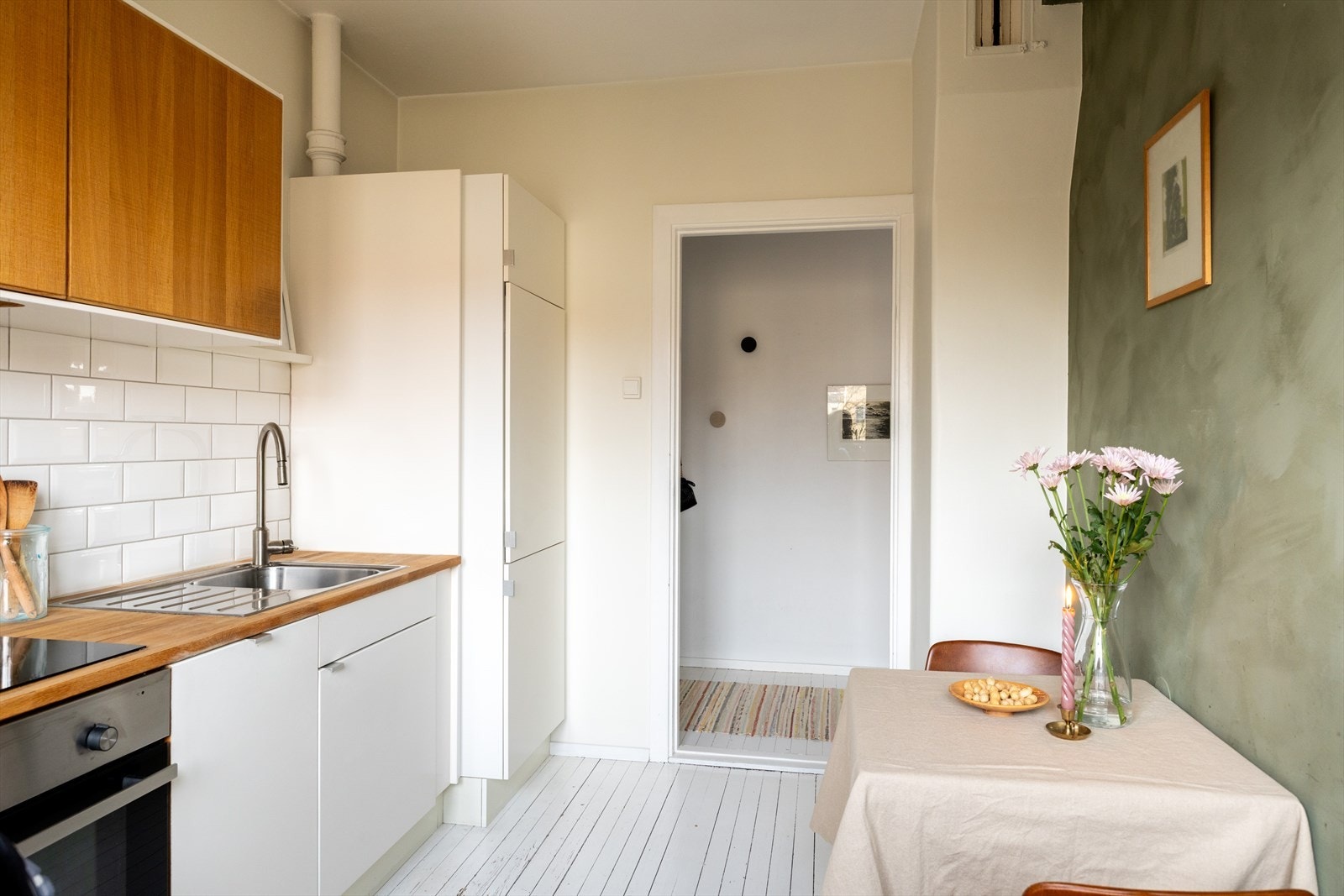 Her finner du en moderne innredning med glatte fronter og heltre benkeplate som gir et nordisk uttrykk. Galleribilde