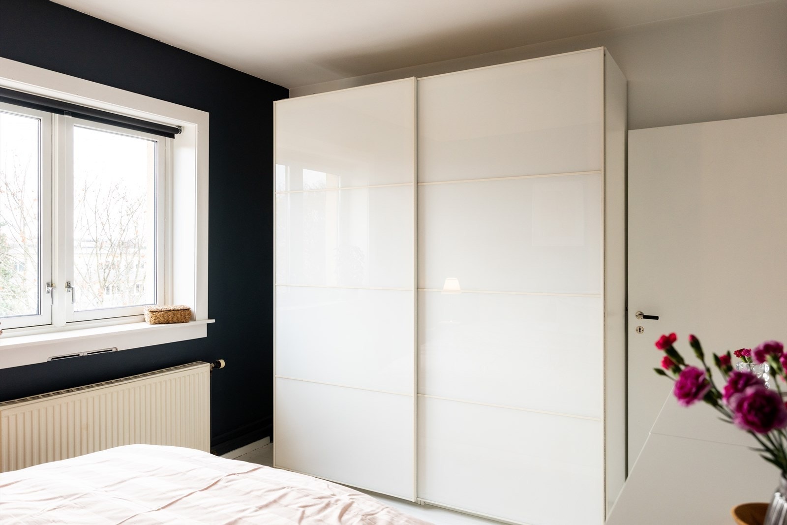 Romslig garderobeskap med skyvedører gir rikelig med oppbevaringsplass. Galleribilde