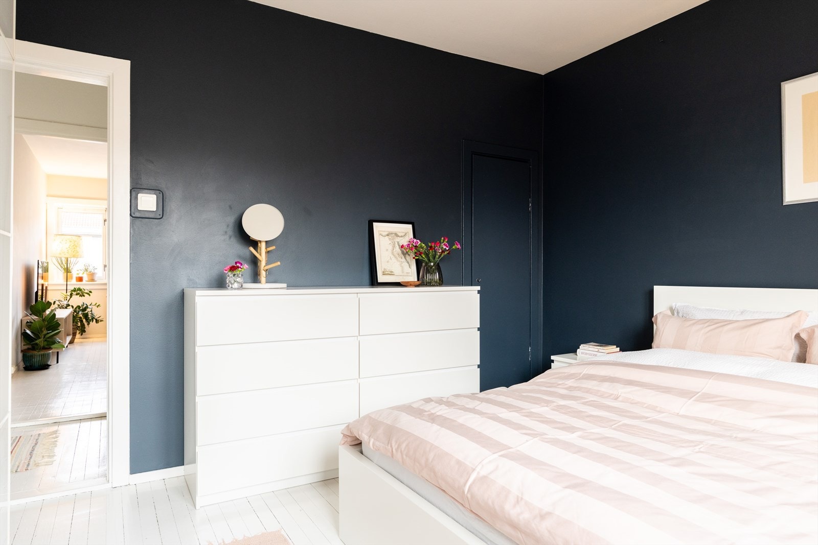 Rommet er lett å møblere og har plass til både stor seng og oppbevaringsløsninger. Galleribilde