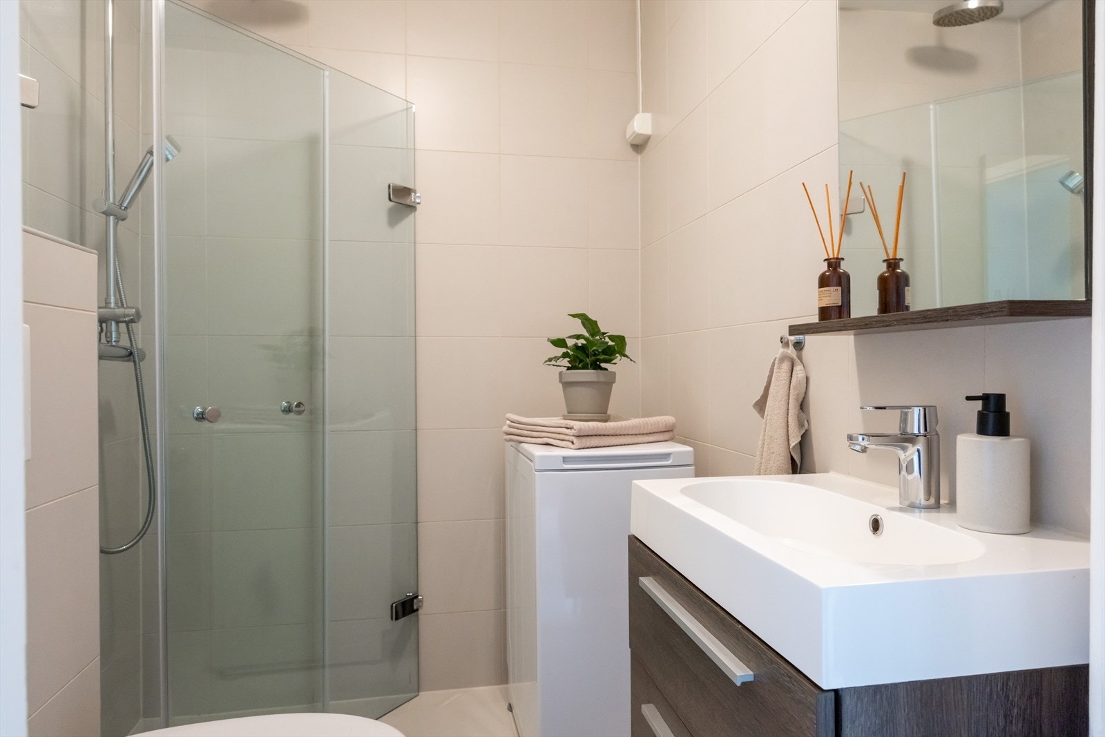 Badet fremstår moderne og velholdt, og ble pusset opp i regi av borettslaget i 2000 og senere oppgradert med nye fliser og innredning i 2012. Galleribilde