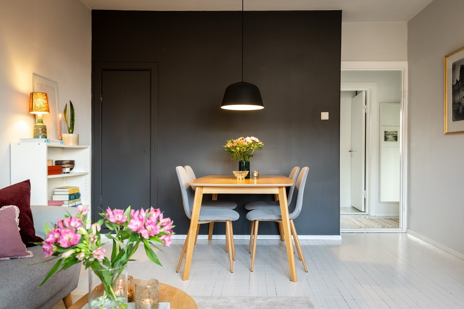 Stuen har et innvendig kott som gir godt med oppbevaringsplass. Galleribilde