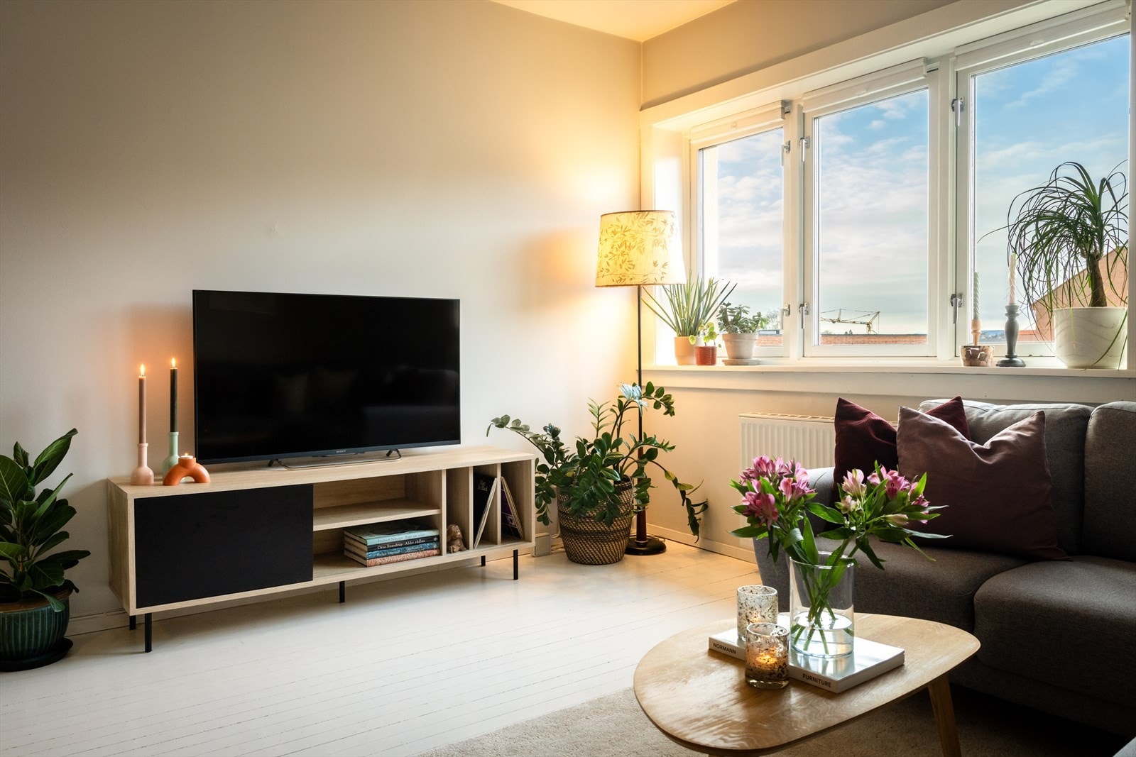 Varmtvann og fyring er inkludert i felleskostnadene, noe som gir lave strømutgifter. Galleribilde