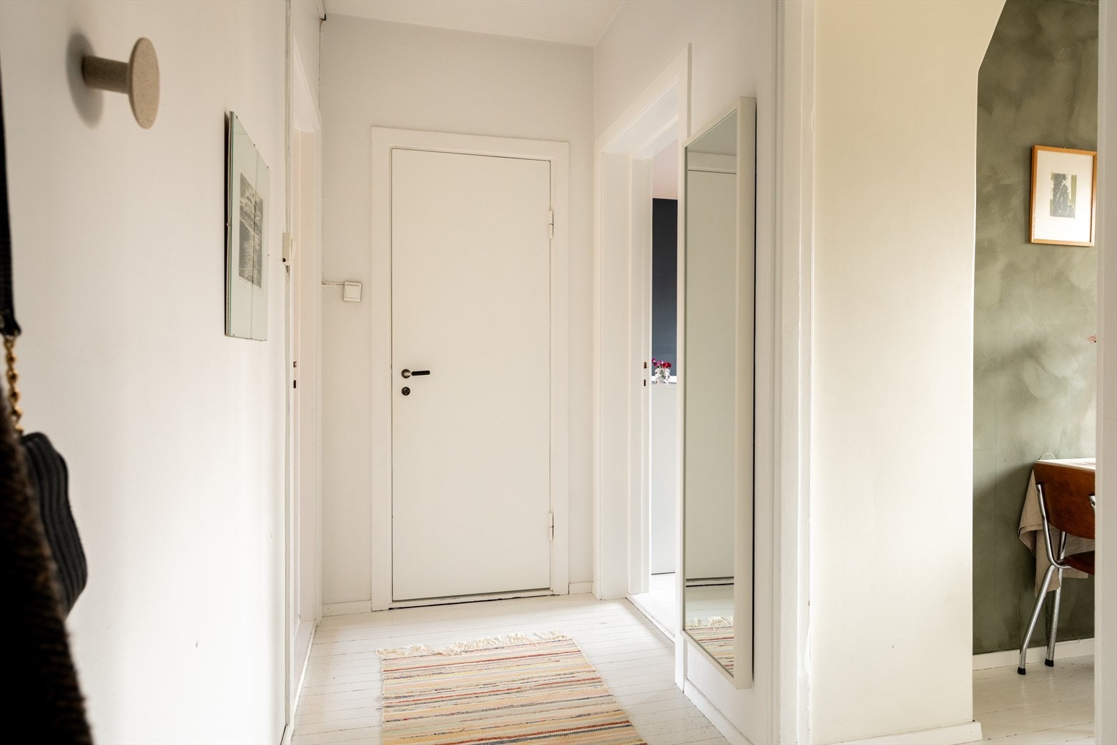 Gangen gir et ryddig førsteinntrykk og naturlig flyt videre inn i boligen. Galleribilde