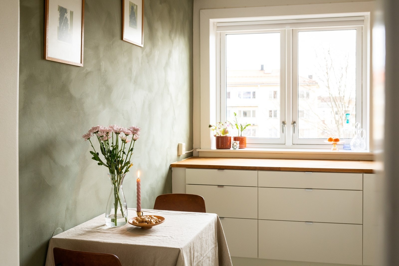 Her har du samme store vindusflate, med formiddagssol Galleribilde