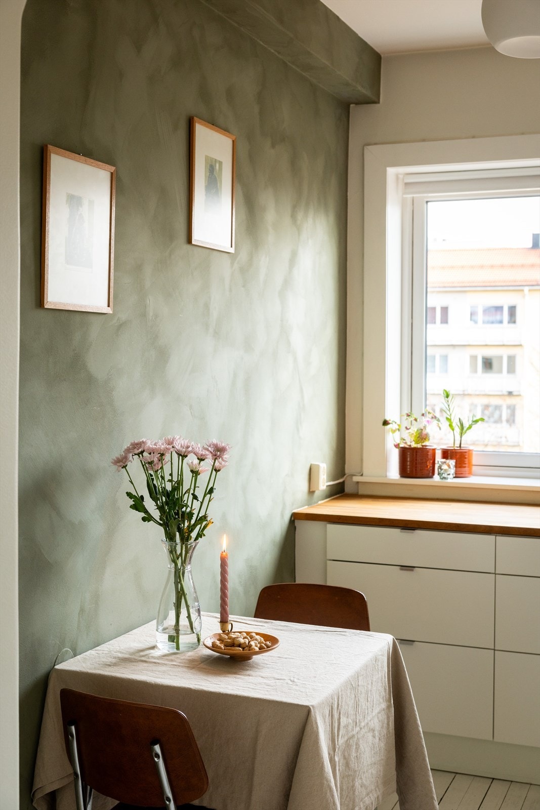 Et meget hyggelig frokostbord, hvor man kan nyte morgensolen Galleribilde