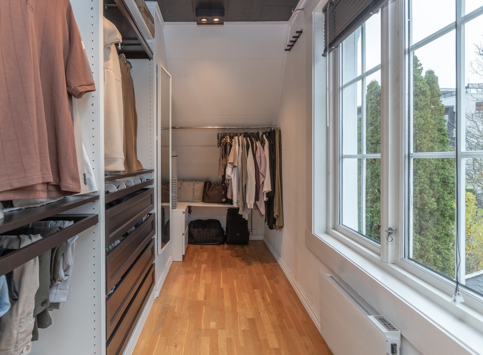 Stor garderobe med masse lys! Galleribilde