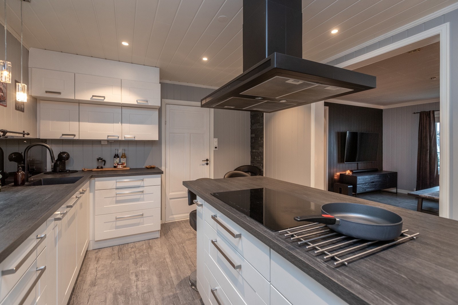 Nyere kjøkken fra den danske kvalitetsleverandøren KVIK. Galleribilde