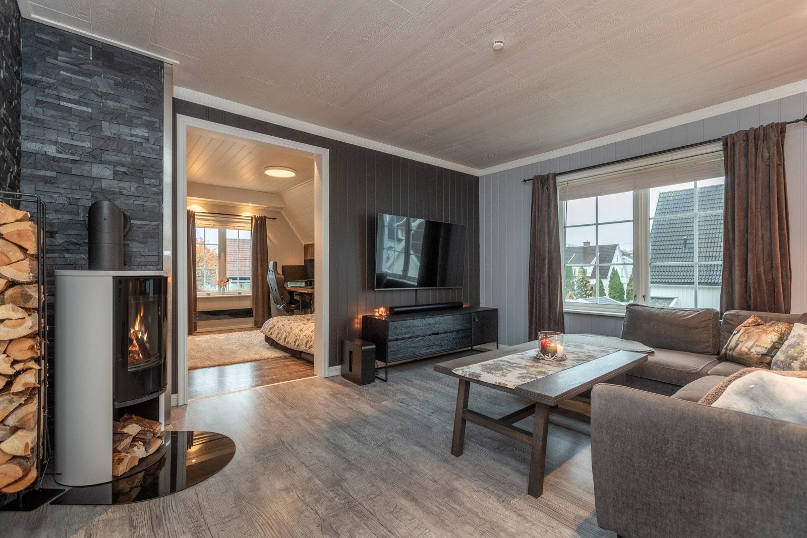 Romslig dagligstue med vedovn Galleribilde