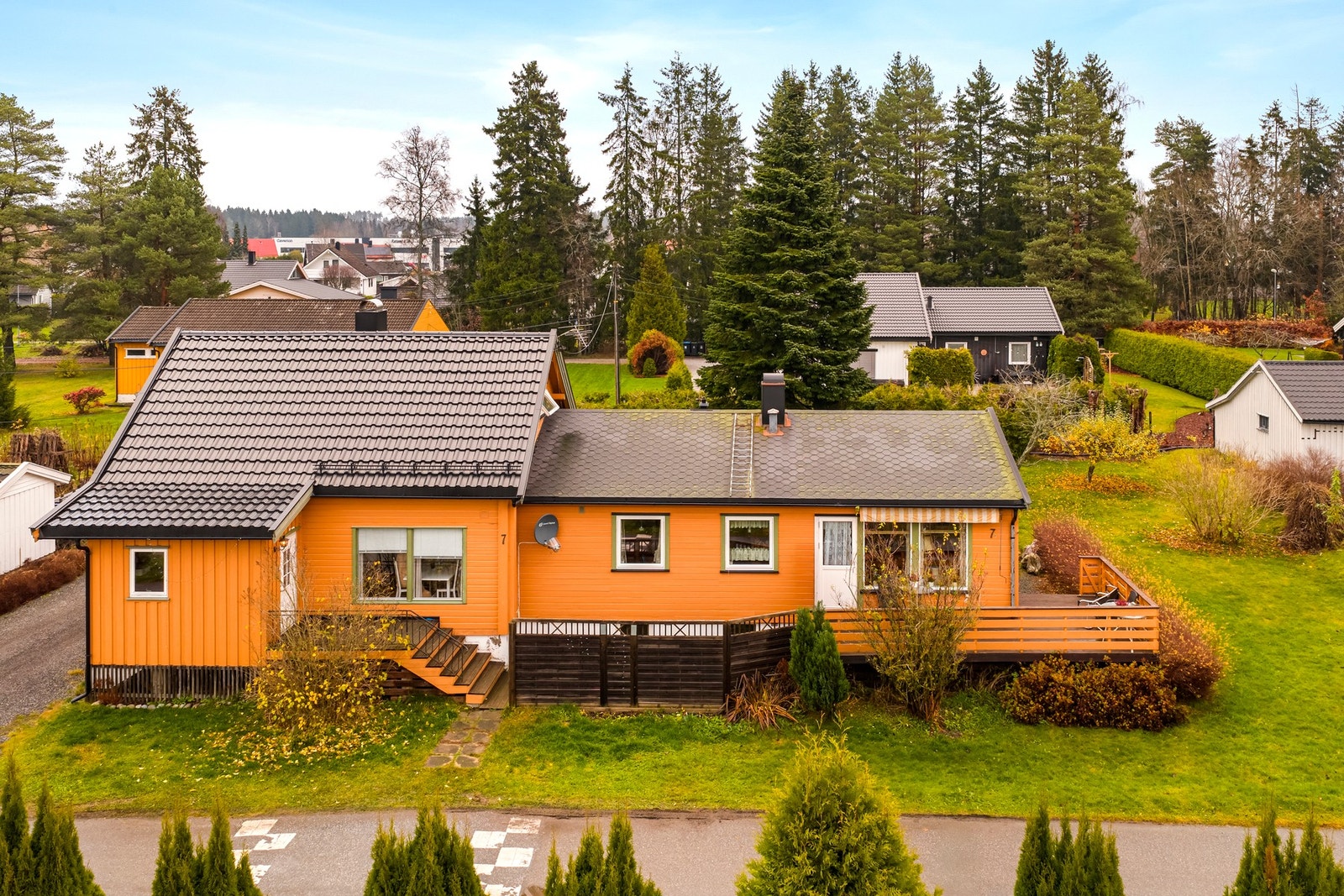 Eiendommen har en stor tomt på over 1,2 mål Galleribilde