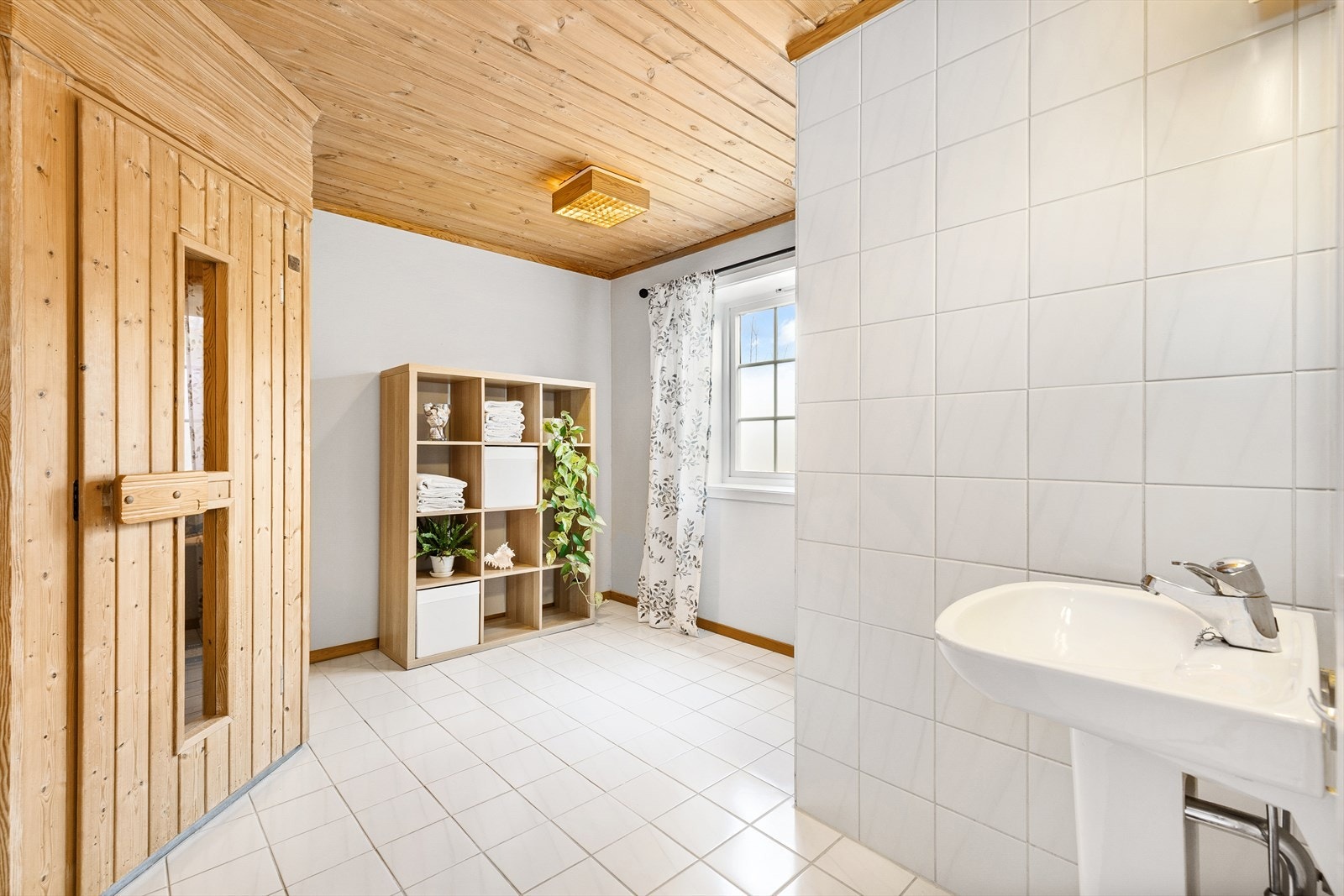 Denne etasjens bad er av eldre dato, og har en egen badstue. Galleribilde