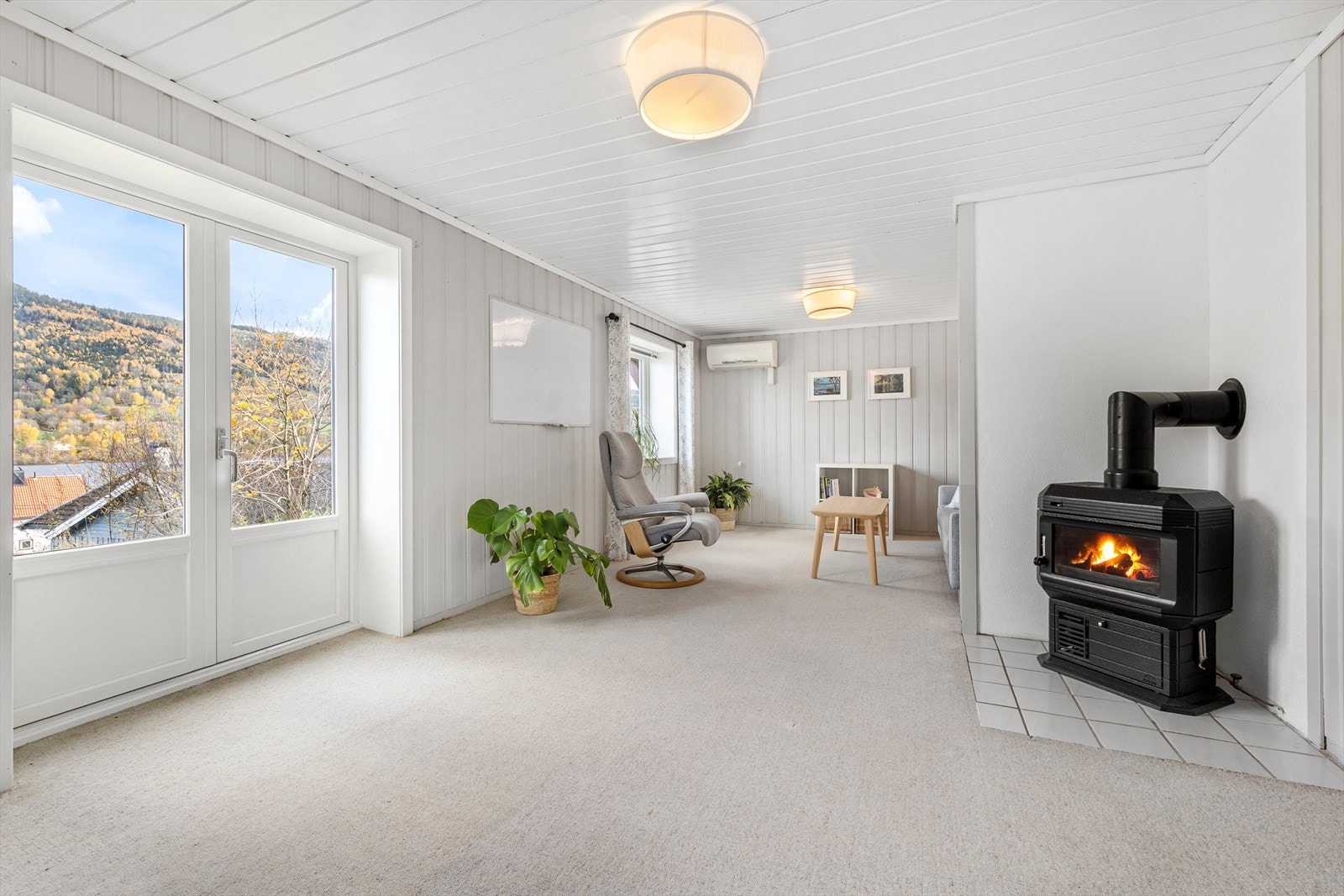 I kjelleren har man en lys og trivelig kjellerstue med utgang til hagen. Galleribilde