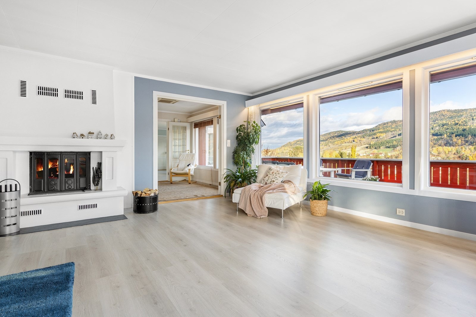 Boligen har gulv med laminat, furugulv og fliser. Veggene er kledd med trepanel, malte plater og enkelte rom med tapet. I takene er det malte plater og trepanel. Galleribilde