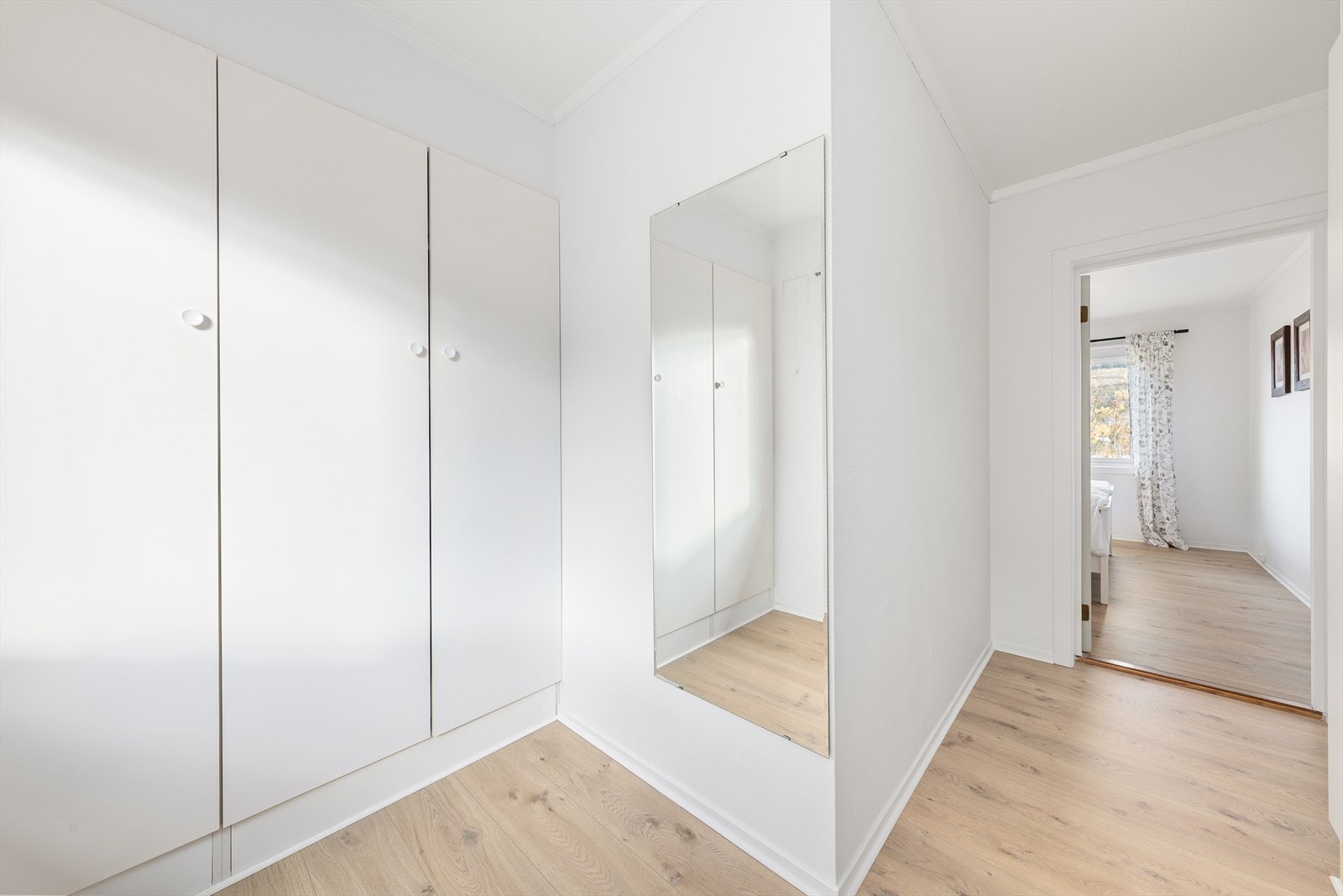 Garderoberommet gir godt med oppbevaring i garderobeskap. Galleribilde