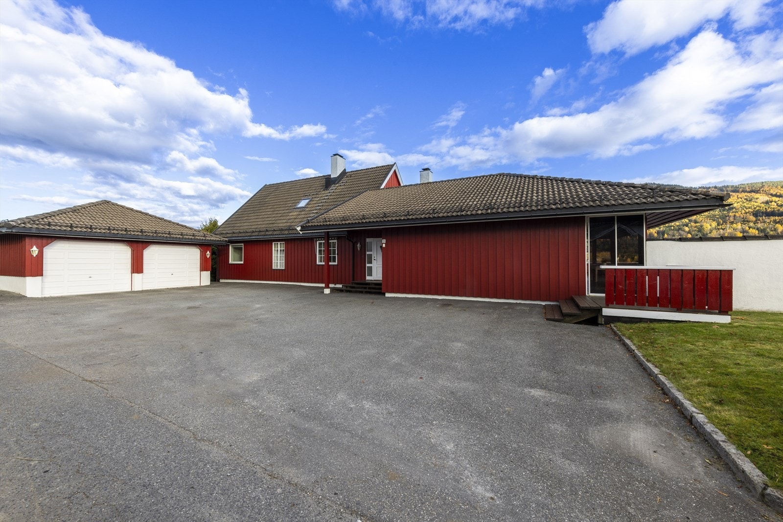 Ute finner du en stor gårdsplass, fine uteområder og en frittstående dobbelgarasje. Galleribilde