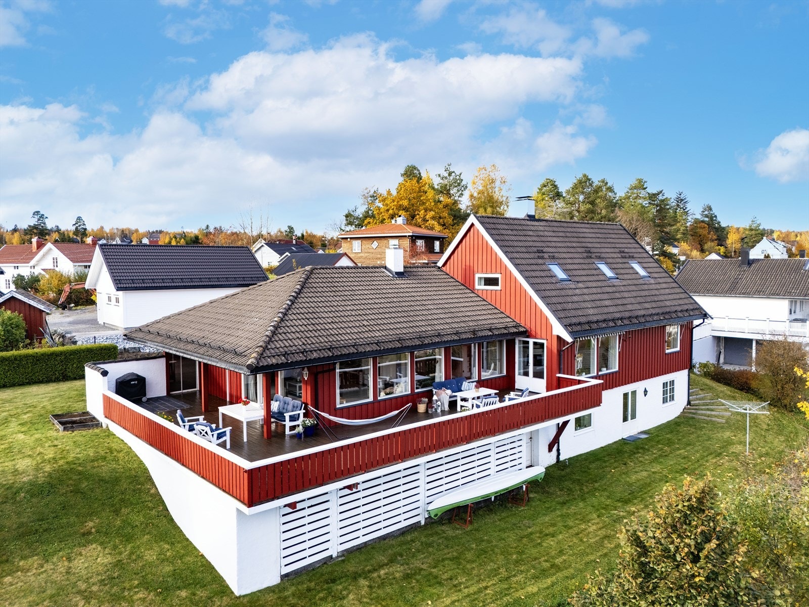 Innholdsrik familiebolig over tre etasjer med flott utsikt over Tyrifjorden. Galleribilde
