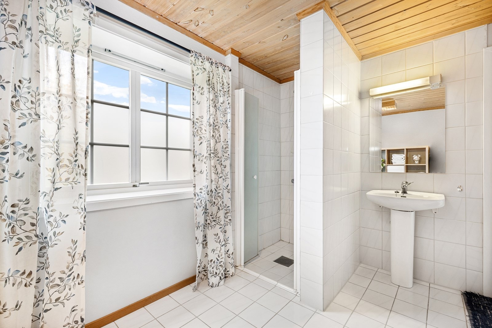 Rommet har også en dusjnisje og servant. Galleribilde