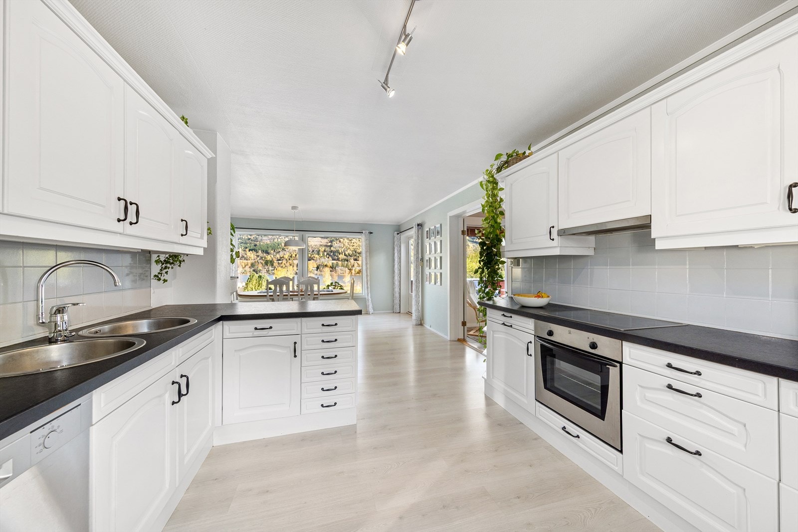 I innredningen er det integrert stekeovn og platetopp, samt avsatt plass til oppvaskmaskin og kjøleskap. Galleribilde