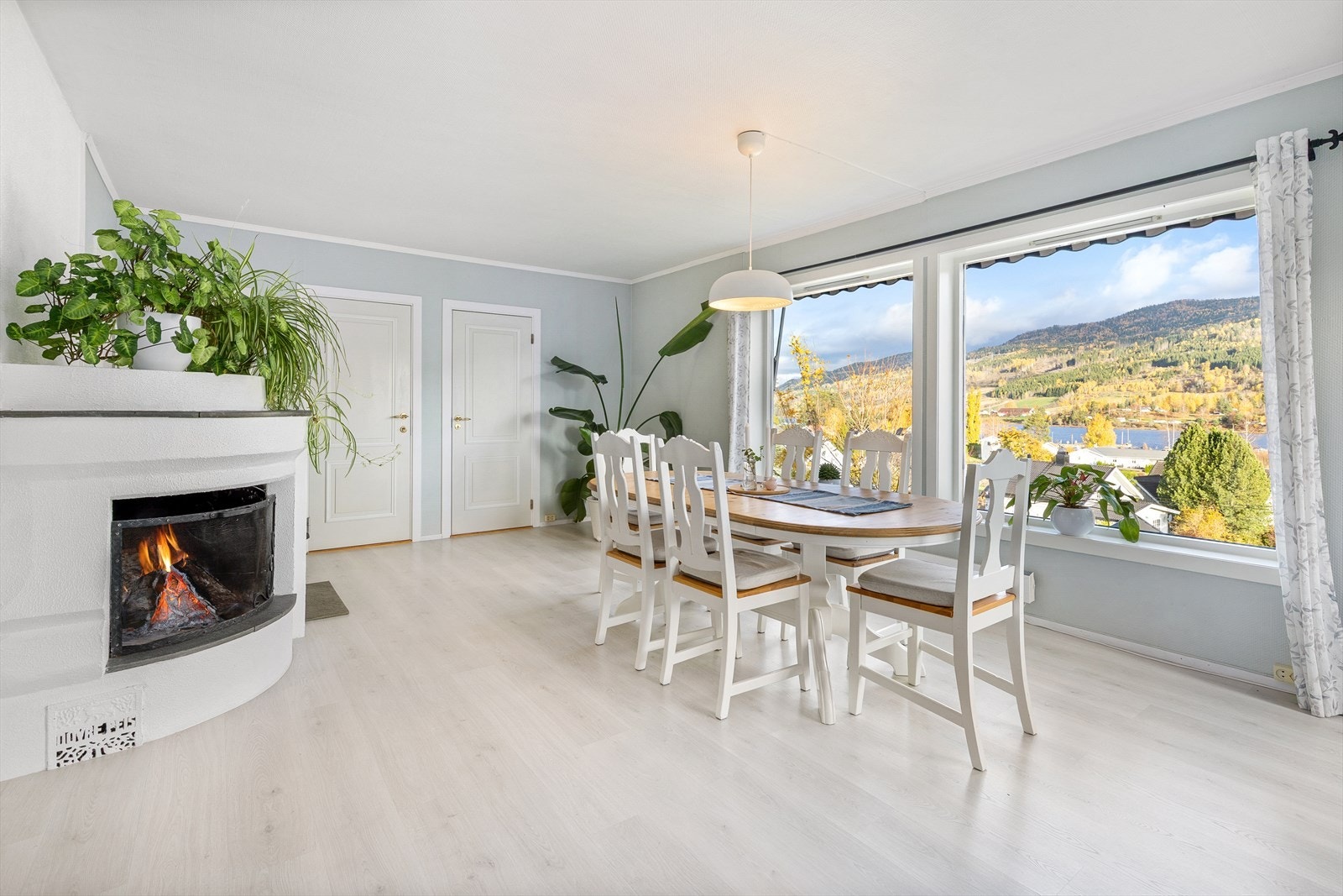 I tillegg til stuen har man også en egen spisestue som ligger praktisk plassert i tilknytning til kjøkkenet. Galleribilde