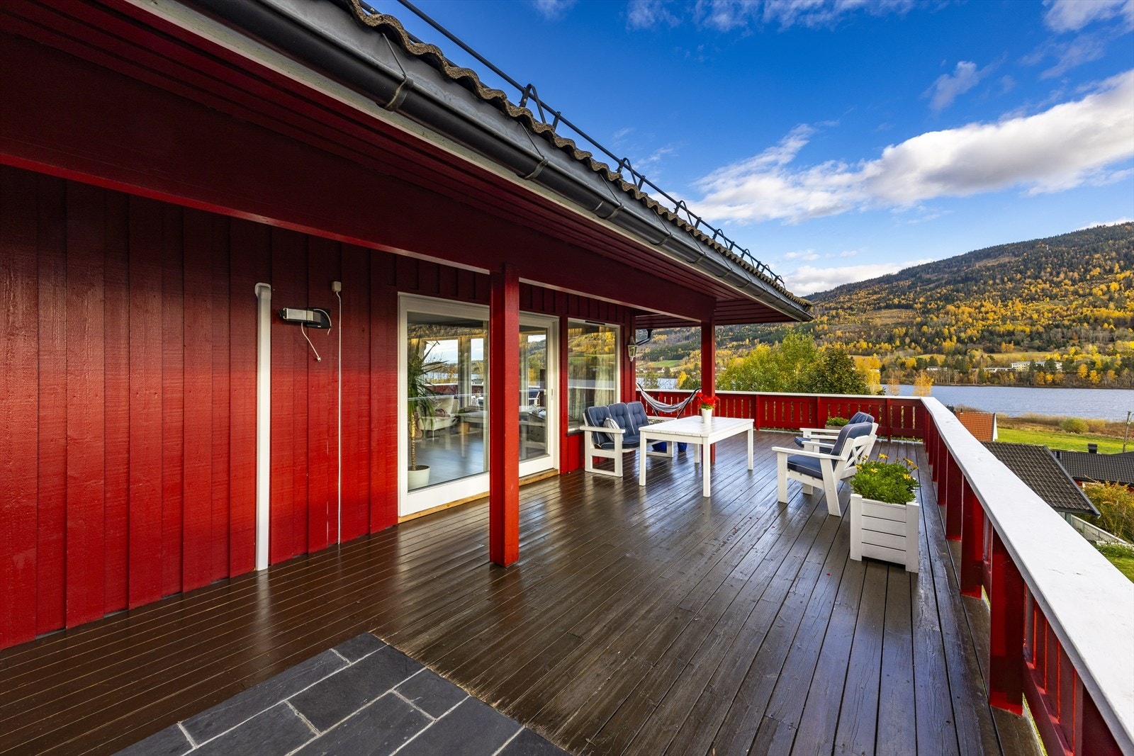 Deler av terrassen er overbygget og ligger skjermet til. Galleribilde