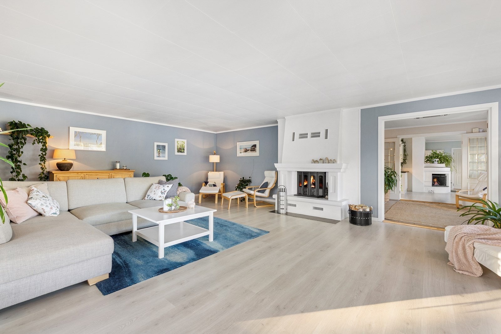 I stuen er det også en innmurt peisinnsats som varmer godt på kalde dager. Galleribilde