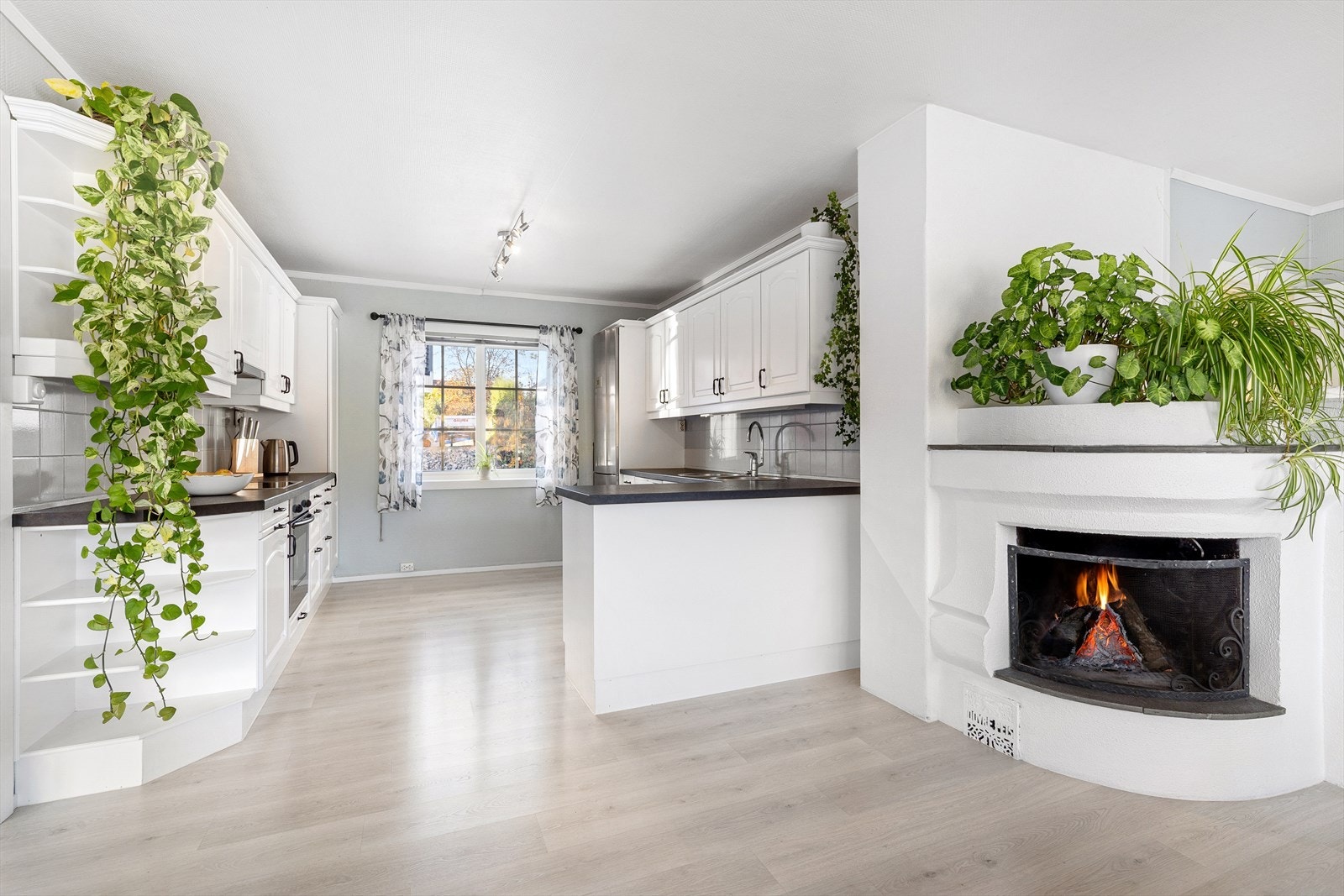 Kjøkkenet har en eldre innredning som ble oppgradert i 2016, bestående av profilerte fronter og en benkeplate i laminat. Galleribilde