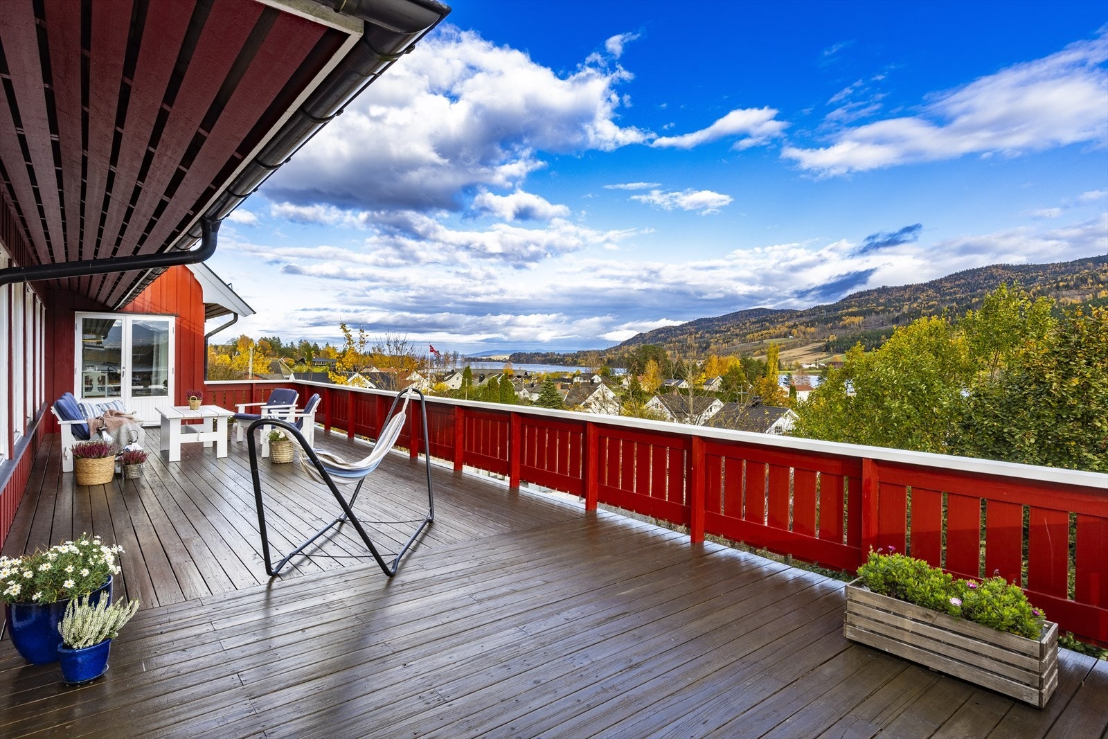 Den store terrassen byr på mulighet for flere soner, og er en hyggelig forlengelse av stuen på sommerstid. Galleribilde
