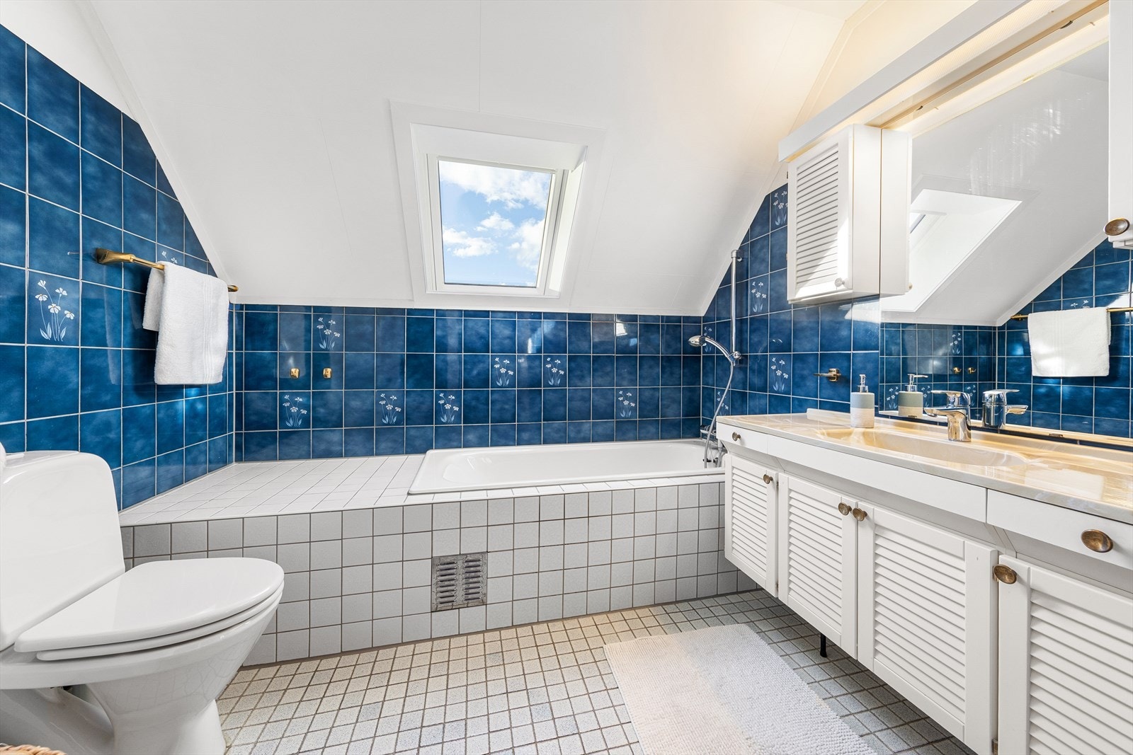 Badet i denne etasjen er utstyrt med innredning med nedfelt servant, toalett og badekar. Galleribilde