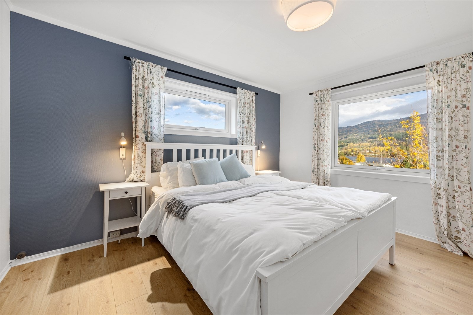 Boligens hovedsoverom er av god størrelse med plass til dobbeltseng og tilhørende nattbord. Galleribilde