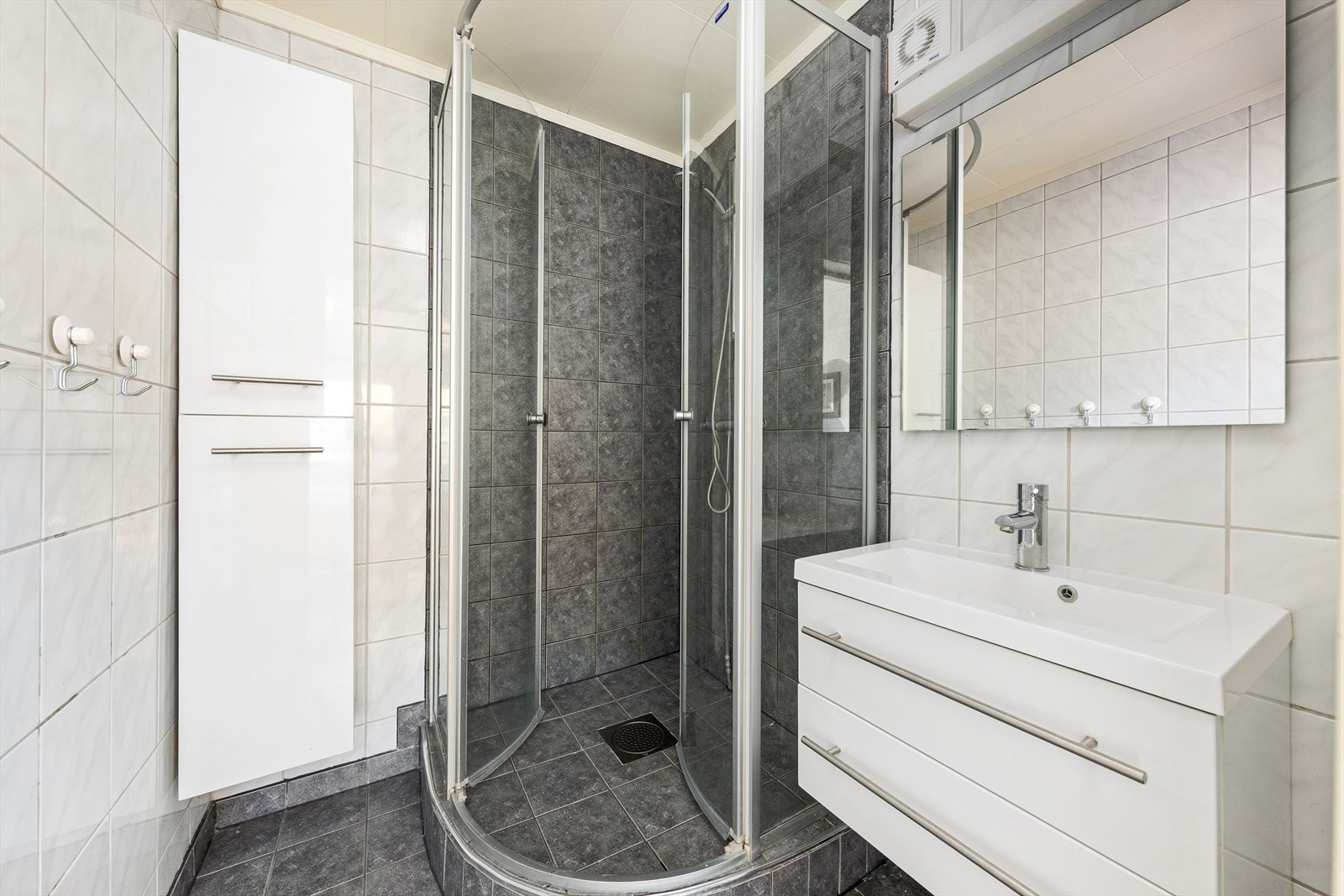 Badet ble pusset opp i 2017 og er flislagt med elektriske varmekabler. Galleribilde